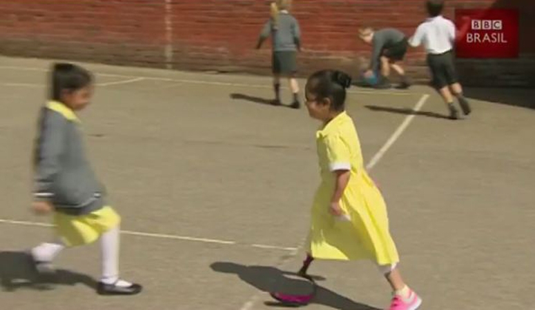 A calorosa reação de colegas no pátio da escola a prótese de menina britânica
